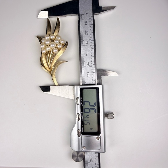 Trifari Jewelry Gold Tone Brooch - Picture 8 of 10